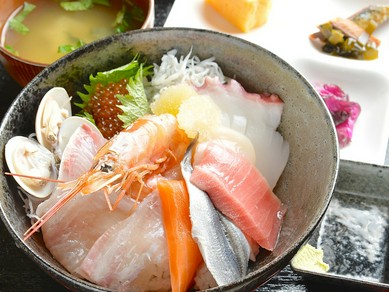 大洗の魚を味わい尽くす『特選海鮮丼』