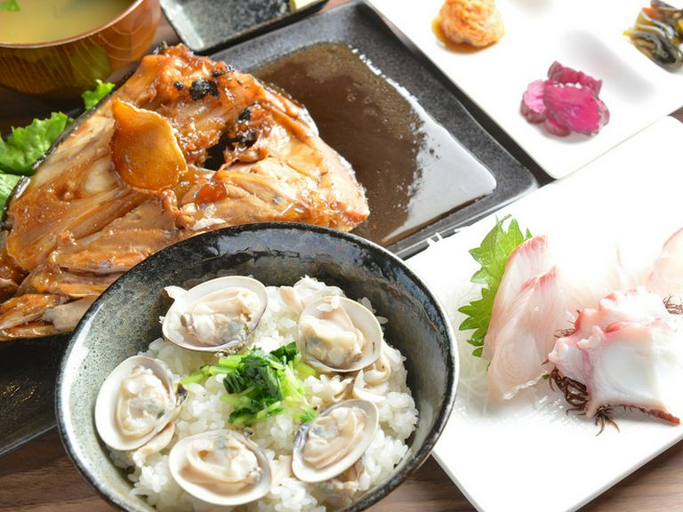はまぐり炊き込ご飯（カマ煮魚＆お刺身付）