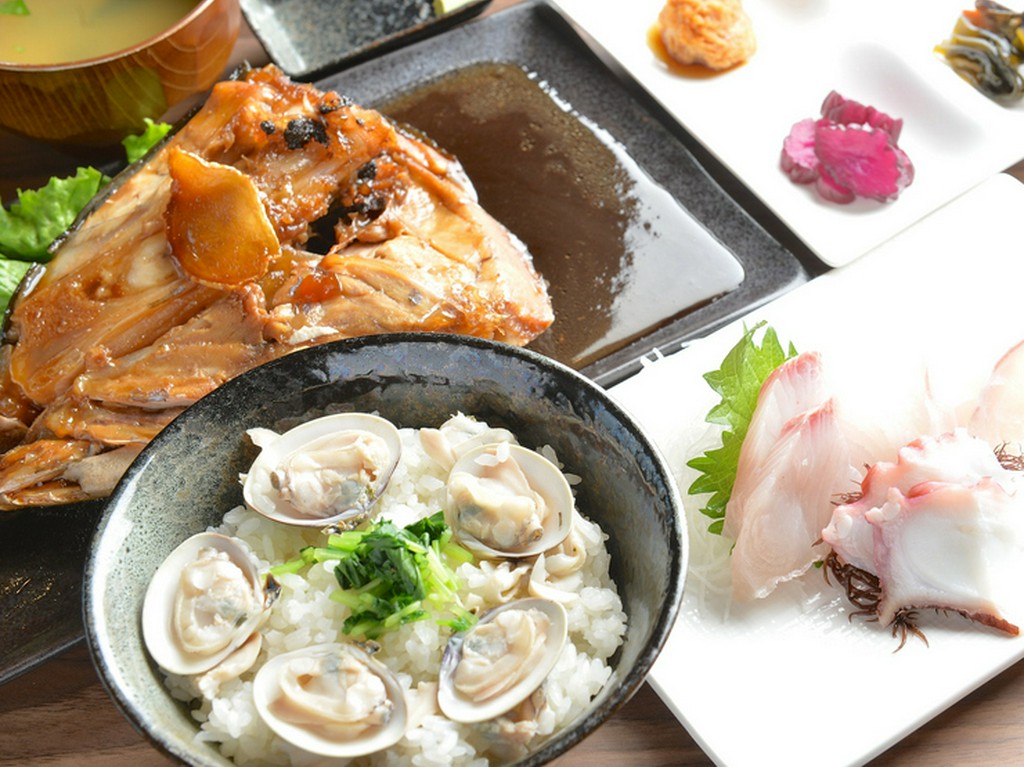 はまぐり炊き込ご飯（カマ煮魚＆お刺身付）
