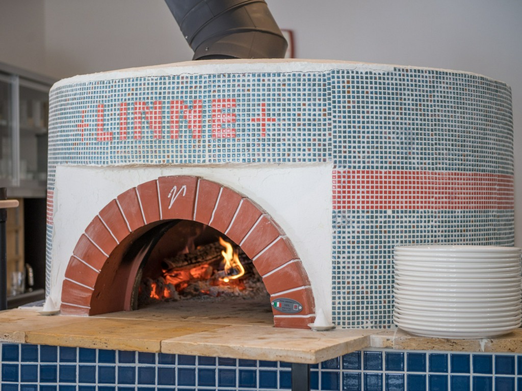 イタリア直輸入のピザ窯で焼き上げる、香ばしいナポリピザ