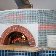イタリア直輸入のピザ窯で焼き上げる、香ばしいナポリピザ