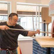 元大工職人の店長は、料理に対しても1つ1つ愛情込めてつくり上げる職人気質。「料理を食べてお客様が笑顔になってくれると、本当に幸せな気持ちになれます」とはにかむ表情に温かな人柄も感じられます。