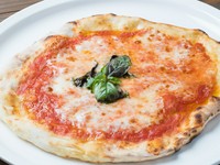 自家製トマトソースは最上級品質のイタリア産ホールトマト「カンポ・グランデ」を使用。糖度の高い濃厚な味わいを堪能できます。イタリア産モッツァレラチーズと静岡産バジルのコクと豊かな香りも格別の味わいです。