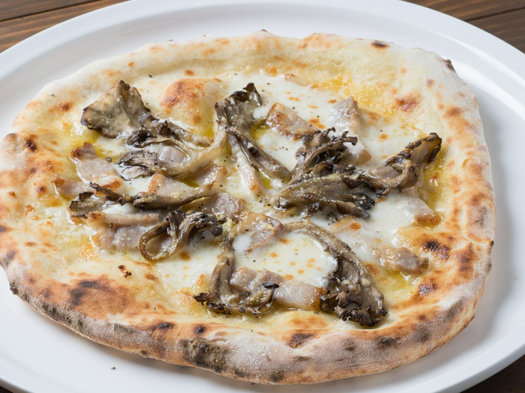 薫り高く香ばしい『自家製燻製ベーコンと日光マイタケのPizza』