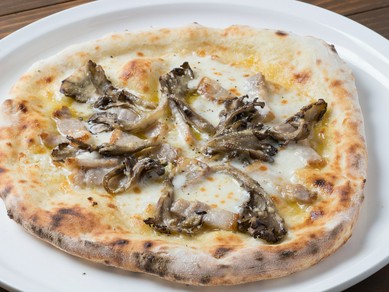 薫り高く香ばしい『自家製燻製ベーコンと日光マイタケのPizza』