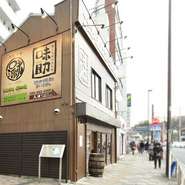 地元密着の寛げる雰囲気だから、仕事帰りにふらっと立ち寄りたいときにぴったり。揚げ物、刺身、お漬物セットなど、ビールやお酒に合うメニューも豊富です。