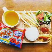 味助ランチでは２階スペース貸切宴会を随時募集してます。冠婚葬祭、幼稚園／保育園のママ会、入園卒園式、謝恩会等、２階席にプロジェクター完備！
プレイマットやお子様ランチも充実。
他ご要望はぜひ相談ください