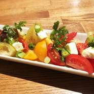 熊本直送の彩いっぱいのミニトマトとクリームチーズが入ったカプレーゼ！
オリジナルのスパイスとオリーブオイルをかけました！ワインにピッタリ！