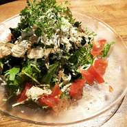 静岡県産の釜揚げしらすとわかめが入ったDHAやミネラル、ビタミンがいっぱいのサラダです！和風テイストのドレッシングとカツオ節が旨味をさらにアップしてます！