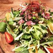 九州の保健所でも認めている新鮮な地鶏を直接仕入れ、
九州ゆず醤油ドレッシングで味付けしました！