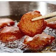 鹿児島の人気さつま揚げ店、【薩摩屋】から取り寄せられています。 なんこつぴり辛、しらす天、ニラ天、チーズ揚げの4種類。 さつま揚げ本来の旨み、甘みを堪能できる一品です。