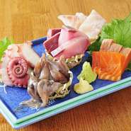 毎朝新鮮魚を仕入れ、ランチと夜の２つで回転しているのでしっかり新鮮ですよ！
お客様の評判も良く、ぜひ食べていただきたいメニューです！
5点盛りは3～4人前分なので団体や大人数のお客様が注文しますね！