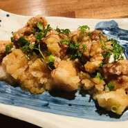 こだわりの特製ダレに一晩漬け込み、サクッとジューシーに揚げた、鶏の唐揚げ。仕上げにかけた大分県の和風ゆずポン酢と大根おろしで、さっぱりといただけます。