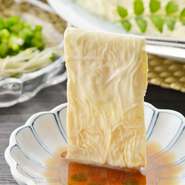 鹿児島から直送している生湯葉。濃厚な大豆の味をしっかり感じながらもなめらかな食感がクセになる一品！すでに大好きと言ってくださる常連さん多いです！