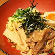 愛知の有名店、【歌志軒】から仕入れた、切れのある油そば。しっかりしたたまご麺に、【海と大地の恵み処　味助】オリジナルのたれが絡み、甘酸っぱい酸味がひろがります。