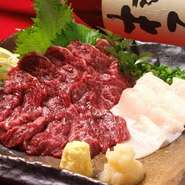 当店自慢の熊本直送の馬刺しです！
馬肉の旨みが凝縮されたしっかりタイプの上赤身です！