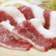 当店自慢の熊本直送の馬刺しです！
ふたえごは馬の最も旨味のある脂のサシが入ったお腹の肉です。
希少部位の一つで数量限定になります！