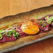 当店自慢の熊本直送の馬刺しです！
馬肉の旨みが凝縮されたしっかりタイプの上赤身を
細かく切って熊本醤油と胡麻油で和えた極上ユッケです。
たまごと一緒にどうぞ！