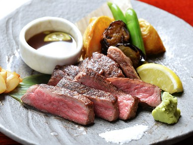 会津の”美味い肉”を低温調理法で仕上げた。程よいさしとロゼ色の赤身を味わう『奥会津牛ランプステーキ』