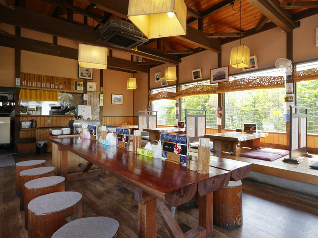 木のぬくもり感じる優しい雰囲気の店内。二代目の人柄も温かい