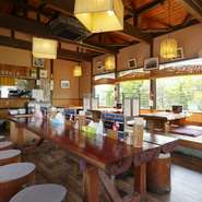 古民家のような温かみのある店内な、木のぬくもりを感じるテーブルやインテリアが。一歩足を踏み入れた瞬間、懐かしい思いがこみ上げてきます。食事だけでなく、食後もゆっくりと過ごせる居心地の良さです。