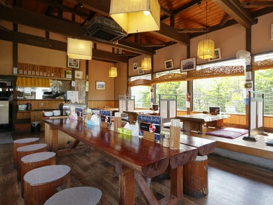 木のぬくもり感じる優しい雰囲気の店内。二代目の人柄も温かい