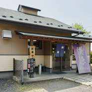 地元の方はもちろん、観光や帰省で訪れた際にも便利。駐車場も座敷もあるので、小さなお子さま連れのファミリーにも最適です。車いすやベビーカーも店内に入れられるので、世代を問わず楽しめます。
