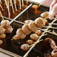 おでんを食べながら、うどんを待つ。これが本場四国のスタイル。うどんが運ばれて来たら、弾力とコシのあるモチモチの麺の食感と喉ごしを楽しみます。おでんとビールでちょっと一杯…なんて楽しみ方も良さそうです。