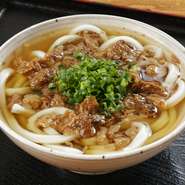 大阪で「肉吸い」と呼ばれている、「肉うどん」のうどん玉（麺）抜き。 自慢のダシに煮込んだ「とろぷる」の牛すじを合わせた「肉吸い」にコシの強い讃岐うどんを入れた、オリジナルの『肉吸いうどん』です。
