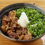 牛すじの旨みがたっぷり味わえる、濃厚な讃岐うどん。オススメの食べ方は、冷たい麺に熱いダシでいただく「ひやあつ」。とろとろに煮込んだすじと、ほろほろ柔らかな牛肉のコクが、コシの強い麺と相性抜群です。