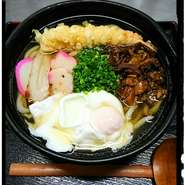 体の芯まであったまる寒い時期限定メニュー。
えひ天、牛スジ、半熟卵、かまぼこ、ちくわ、お麩、ネギ入り。 