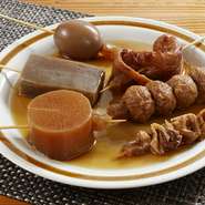 讃岐の本場、四国では当たり前ともいえる「うどん×おでん」。おでんを食べながらうどんを待つのは、讃岐うどんの正統派スタイルです。ダシが染み込んだボリュームたっぷりのおでんを楽しめます。