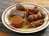 讃岐の本場、四国では当たり前ともいえる「うどん×おでん」。おでんを食べながらうどんを待つのは、讃岐うどんの正統派スタイルです。ダシが染み込んだボリュームたっぷりのおでんを楽しめます。