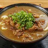 スパイスのきいた和風のカレーに、甘辛くとろとろに煮込んだ牛すじがたっぷり。 混ぜずに牛すじを味わうのもよし、混ぜて食べるのもよし。ボリューム感ある満足度の高い、本格カレーうどんです。