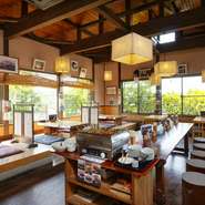 小さなお子さま連れのご家族から女性お一人様でも、ふらりと立ち寄りやすいお店であるよう心掛けています。柔らかく、人情味ある温かな接客でお迎えいたします。