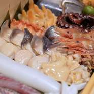 食材の仕入れ状況により、提供される料理の内容が変わります。日によってどんな料理に出会えるかもお楽しみ。味が濃く、力のある旬の素材を生かした料理の数々が味わえます。