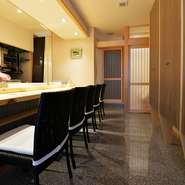 カウンターと個室が1部屋ある店内は、明るい木の色を生かし、柔らかい雰囲気に包まれています。カウンターも座席が広々としているので、くつろいだひとときを過ごせます。