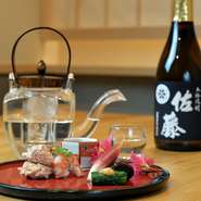 お酒は旬の素材に合わせて、扱う銘柄がそのときどきで変わります。ワインやシャンパンなど、それぞれの料理に合ったお酒もいろいろ用意されています。