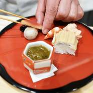 カウンター越しに料理人の所作をしっかりと見ることができます。天ぷらは目の前で揚げ、即座に提供。つくるところをじっくり見て、さらに出来たてを味わえるのはこの上なく贅沢ですね。