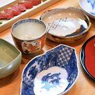 柔らかい雰囲気づくりに力を注いでいる【すし割烹　富山】。料理をのせる器もその雰囲気に合わせ、さまざまな和食器が使い分けられています。