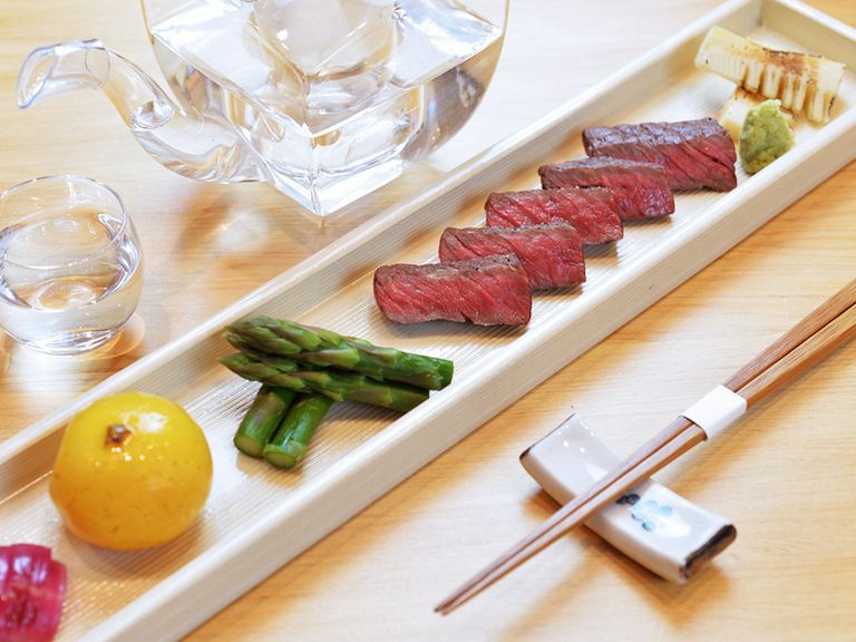 魚だけでなく肉料理も扱います。料理に合ったお酒も用意
