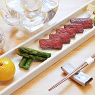 お品書きに並ぶのは魚料理だけではありません。肉料理も扱い、ワイン、シャンパン、カクテルなど、それぞれの料理に合ったお酒も用意されています。