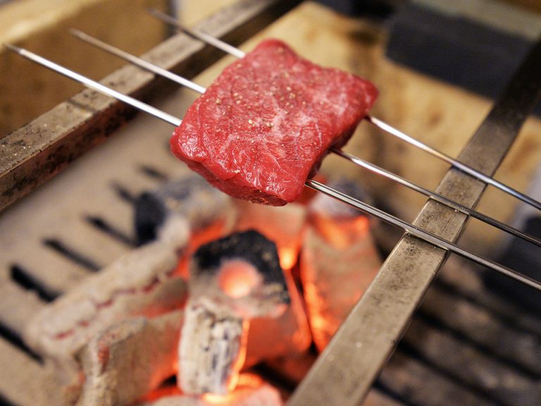 肉や魚、ウナギなどは、炭火を使ってていねいに焼き上げます