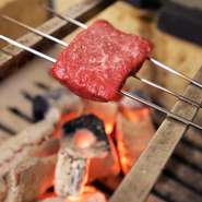 肉や魚、ウナギなどは、炭火を使ってていねいに焼き上げます