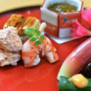 当店では、その時期に一番いいと思った素材を仕入れています。全国各地の旬の食材をふんだんに使った季節感あふれる料理をお召し上がりください。