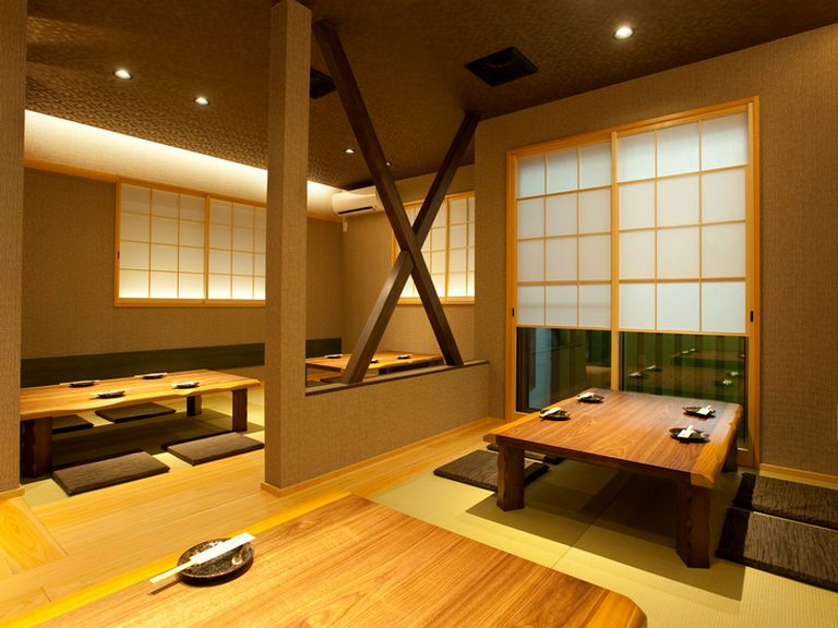 足を伸ばしてくつろぎたくなる、和の風情漂う小上がり席