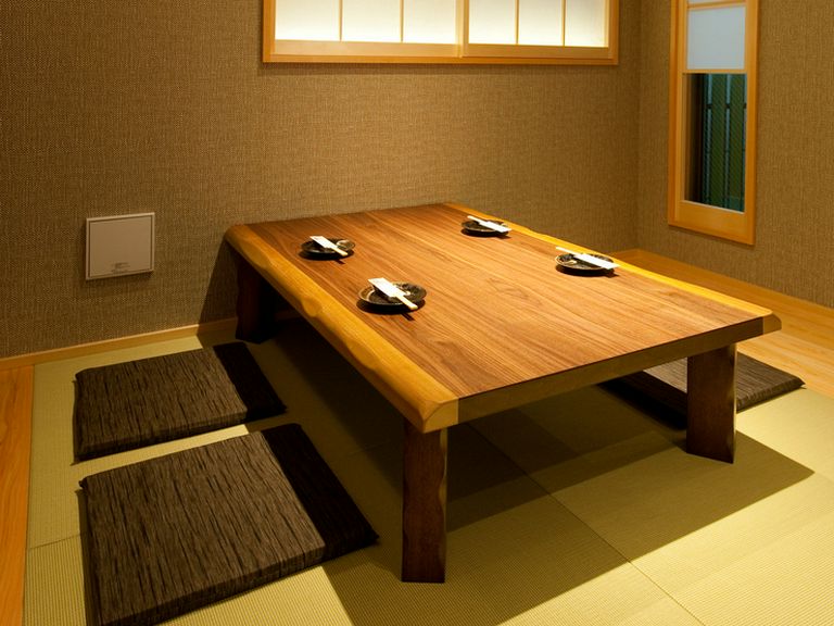 ゆったりとくつろげるお座敷は、ご家族での外食にも最適