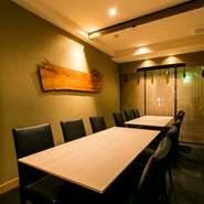 上品な大人の和空間が広がる店内が自慢の【いがた】。落ち着いた和のしつらえが施されたカウンター席と半個室が用意されています。様々な人数での接待や会食での利用が可能です。