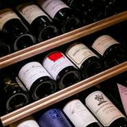 高級食材を使い、手の込んだ極上の割烹料理と相性のよいワインを幅広く取り揃えています。ボルドー、ブルゴーニュ、カリフォルニアの赤ワインや白ワイン、シャンパンなどから豊富にラインナップ。