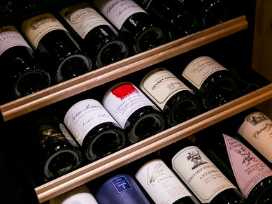 極上の料理と相性のよい幅広い銘柄のワインを取りそろえて